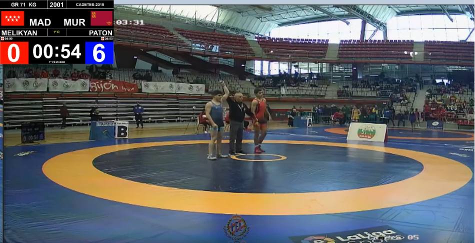 El campeón de la competición grecorromana en la categoría cadete, Fernando Patón (con el brazo en alto), se proclama vencedor en uno de los combates del torneo.