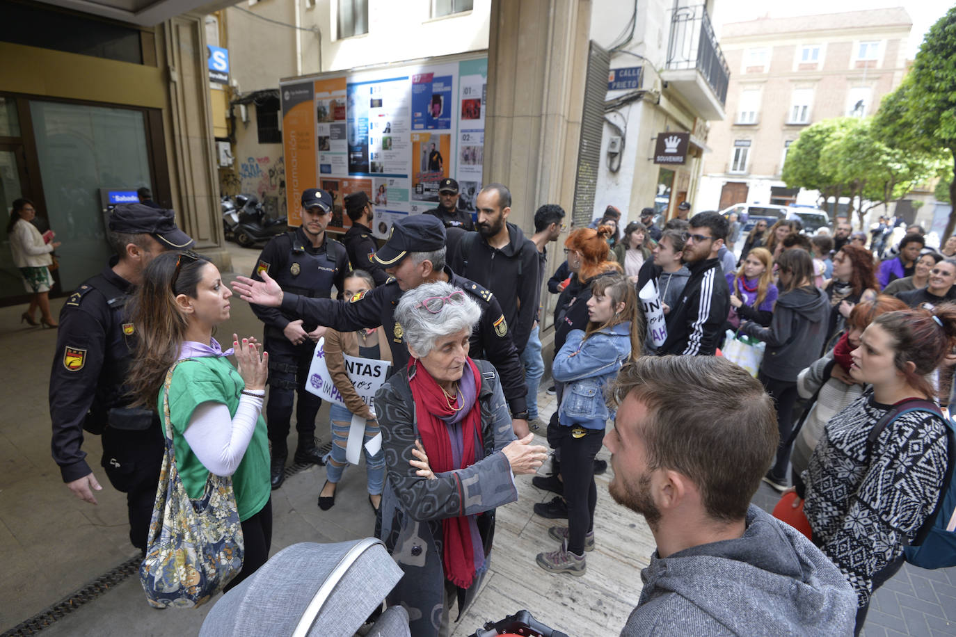 Fotos: Tensión y denuncias cruzadas en la concentración del Frente Estudiantil