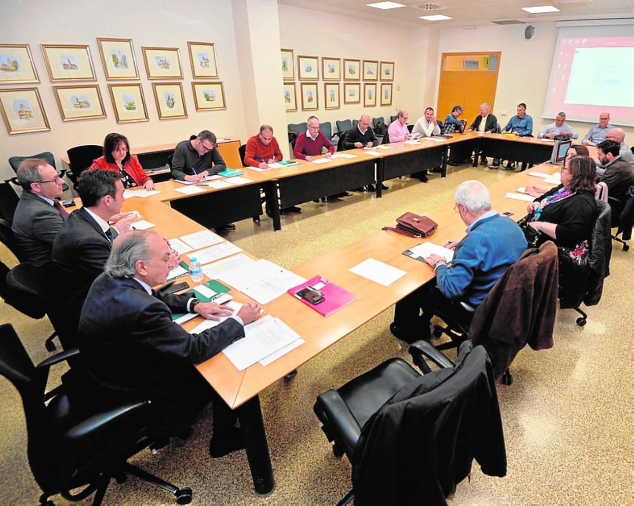 Autoridades y expertos, en la reunión del Comité. 