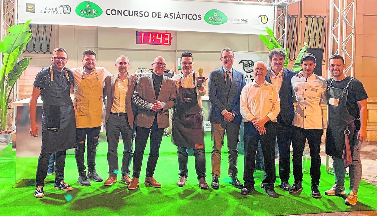David Mazón, en el centro, junto al alcalde de Murcia, otros baristas y miembros del jurado. 