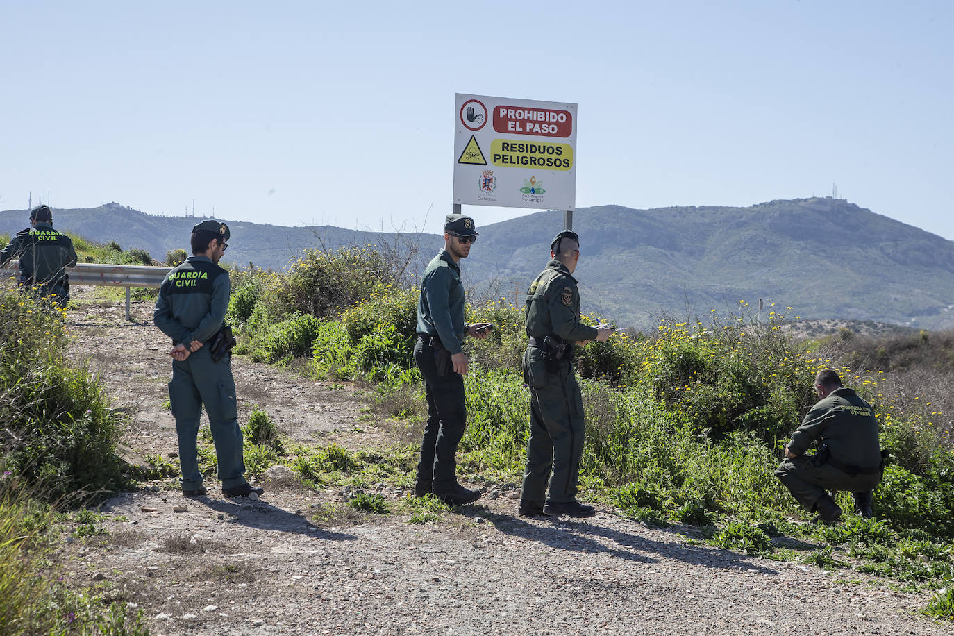 Fotos: La Guardia Civil mide los niveles de radiactividad en los suelos del Hondón