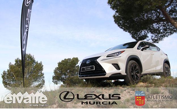 Un flamante Lexus NX 300h Sport Edition acompañó a corredores y público en general.