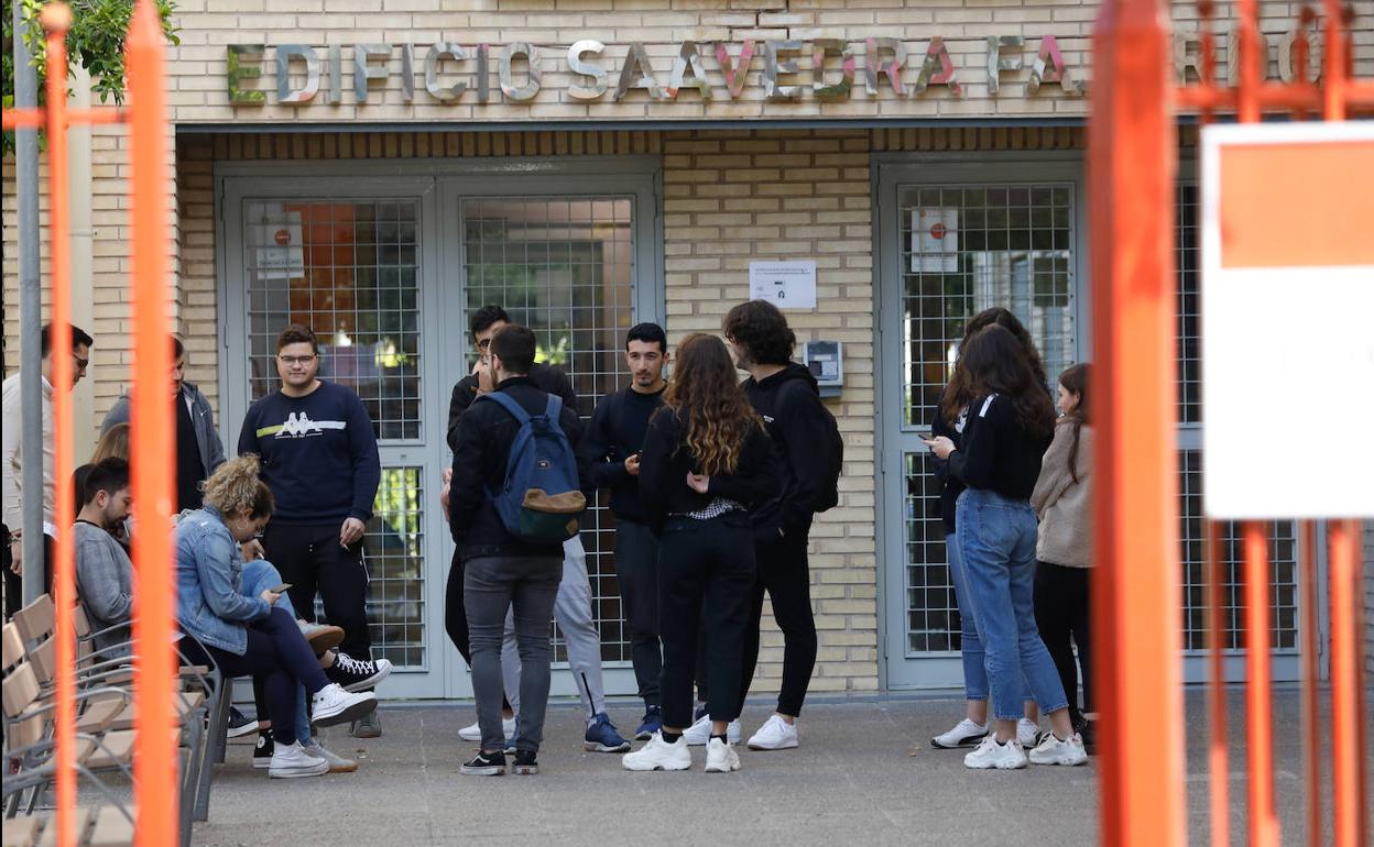 Universitarios en la puerta de edificio Saavedra Fajardo.