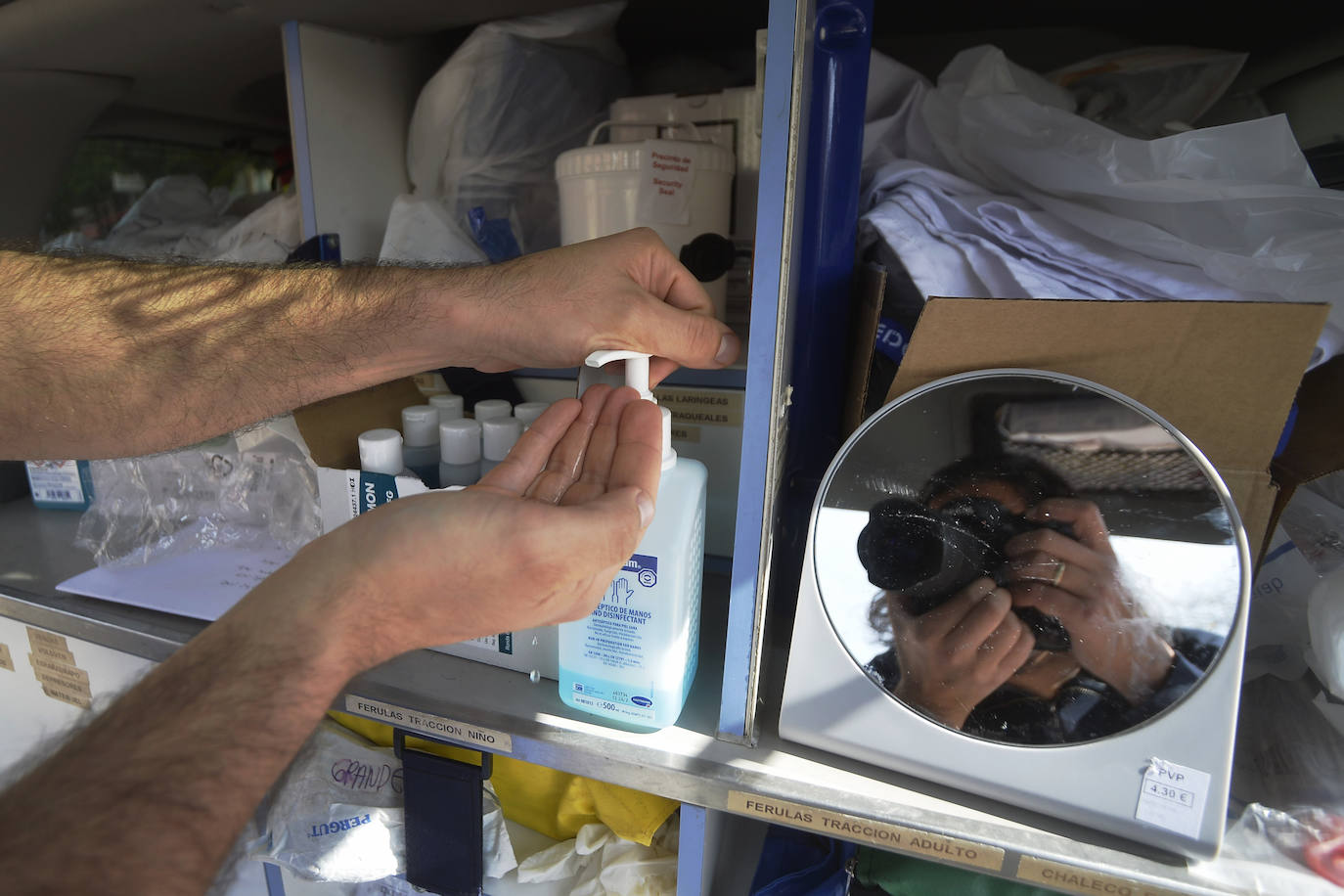 Uno de los profesionales sanitarios se lava las manos con gel para desinfectarse tras la prueba. 