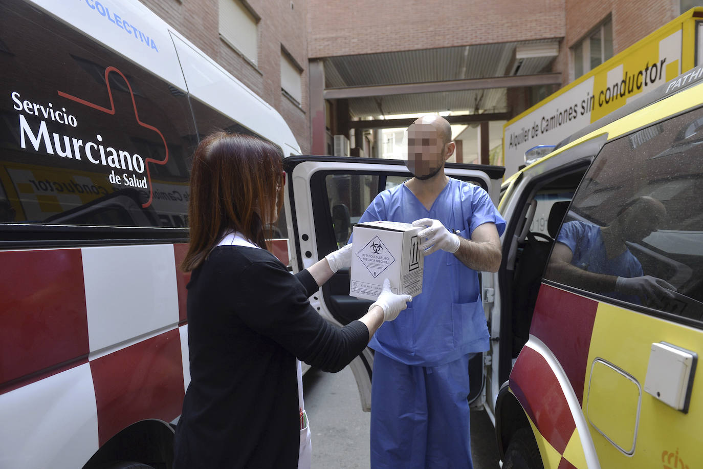 El proceso finaliza en la puerta del Servicio de Farmacia de La Arrixaca, donde se entrega la muestra para ser analizada. 