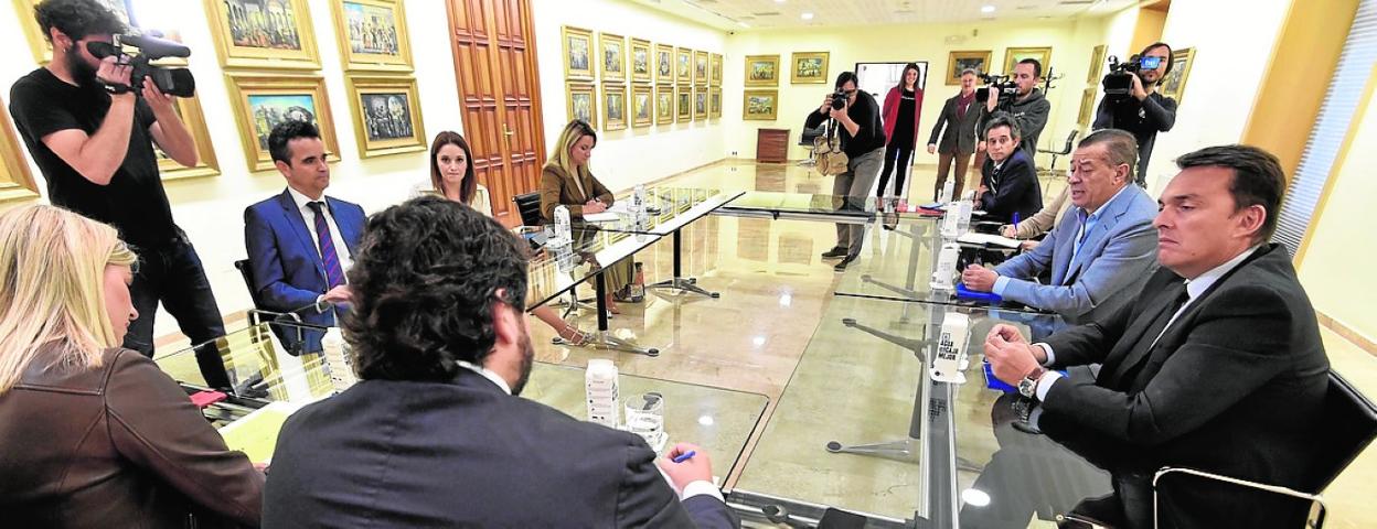 Vidal y López Miras, de espaldas, con la cúpula de Asumur, dirigida por Javier Ruano (1d), ayer. 