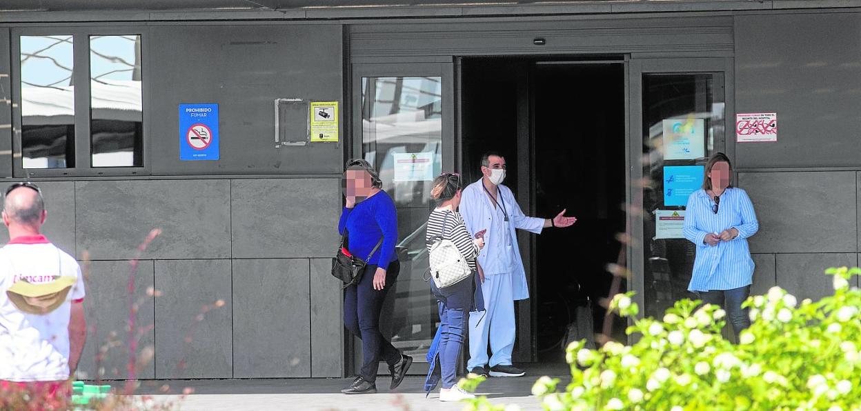Sanitarios y usuarios, ayer, a las puertas del hospital Los Arcos, en San Javier. 