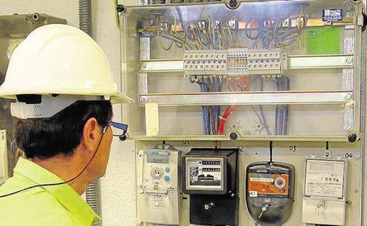 Un operario observa un cuadro eléctrico.