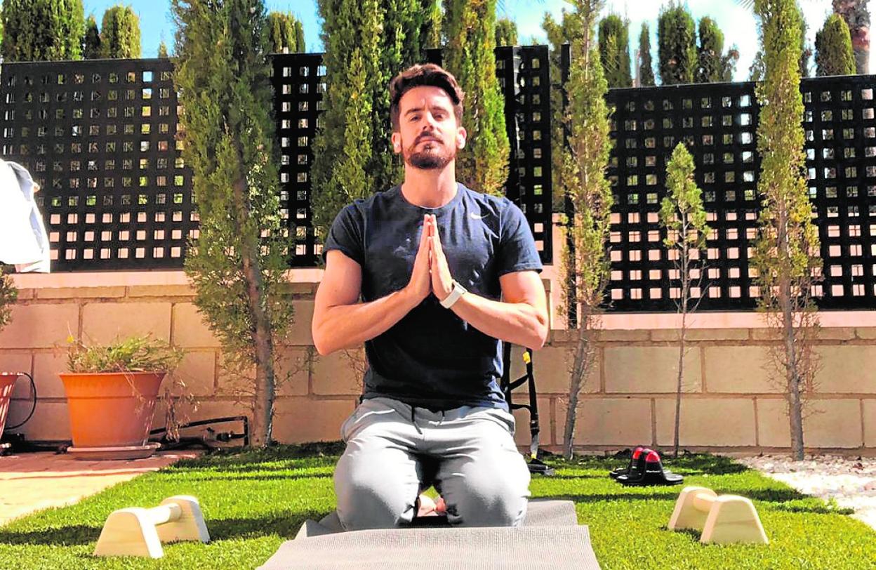 Rafa de Vicente, jugador del UCAM CF, en su casa en una foto colgada ayer en las redes sociales. 