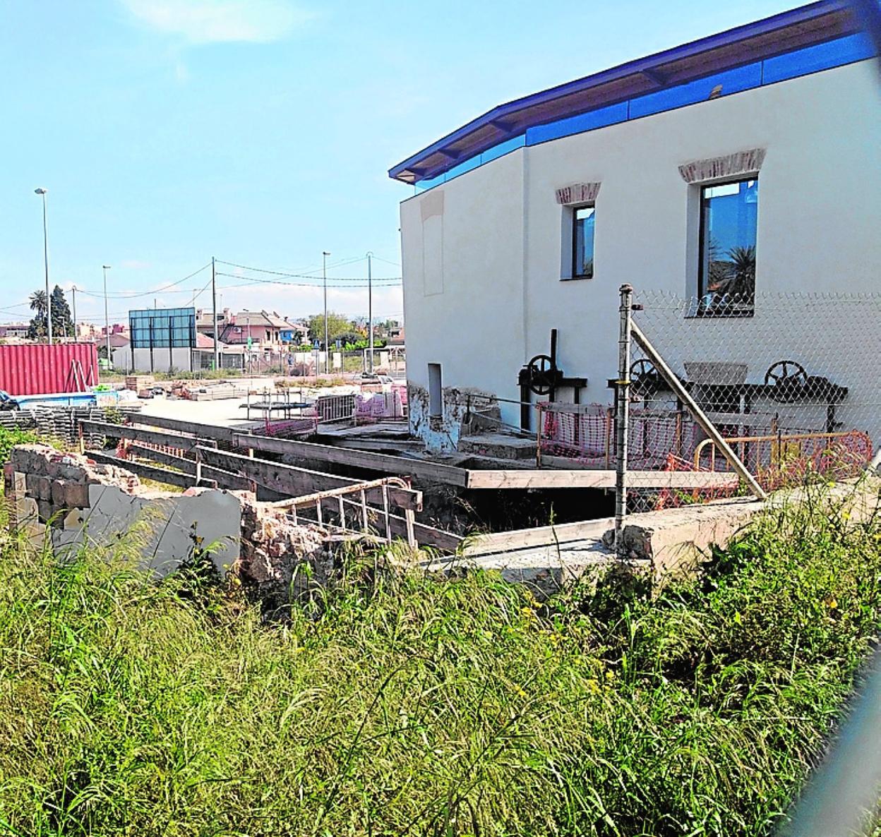 Fachada trasera del molino del Amor, sobre la acequia mayor de Aljufía, con las compuertas que servían para abastecer la maquinaria. 