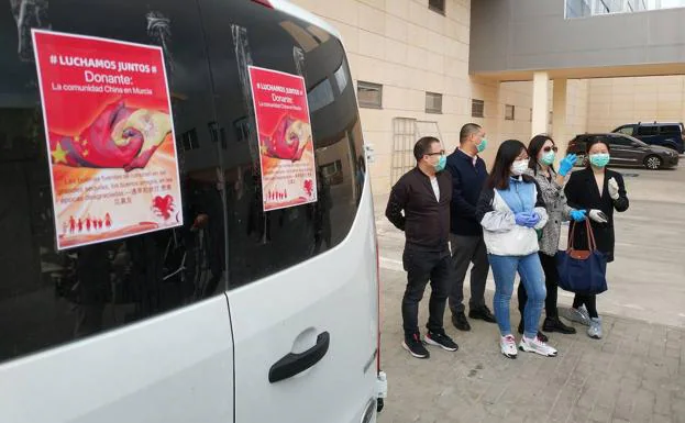 La comunidad china en Murcia entregando las mascarillas.