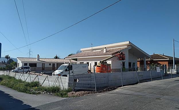 Chaletazo en construcción en la confluencia de Senda de Granada con el Camino de Guadalupe.