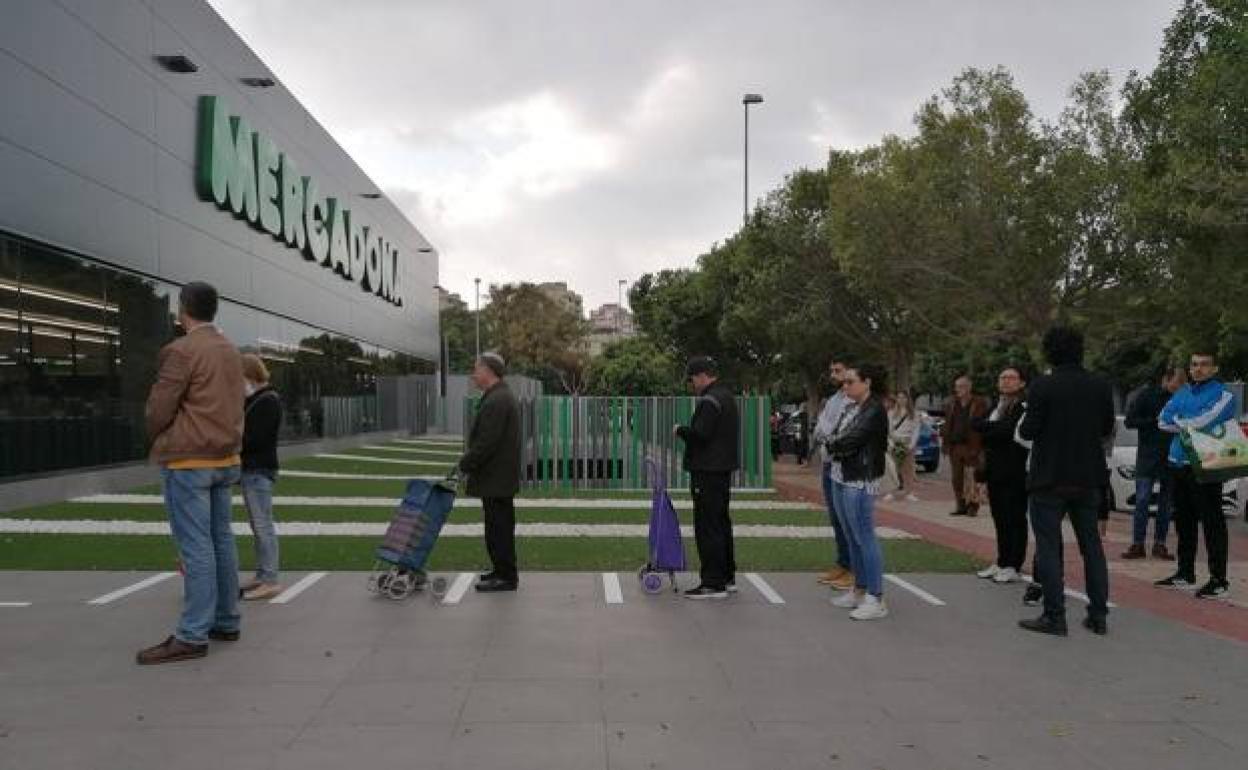 Colas con distancias de seguridad para acceder este lunes a un Mercadona en Murcia.