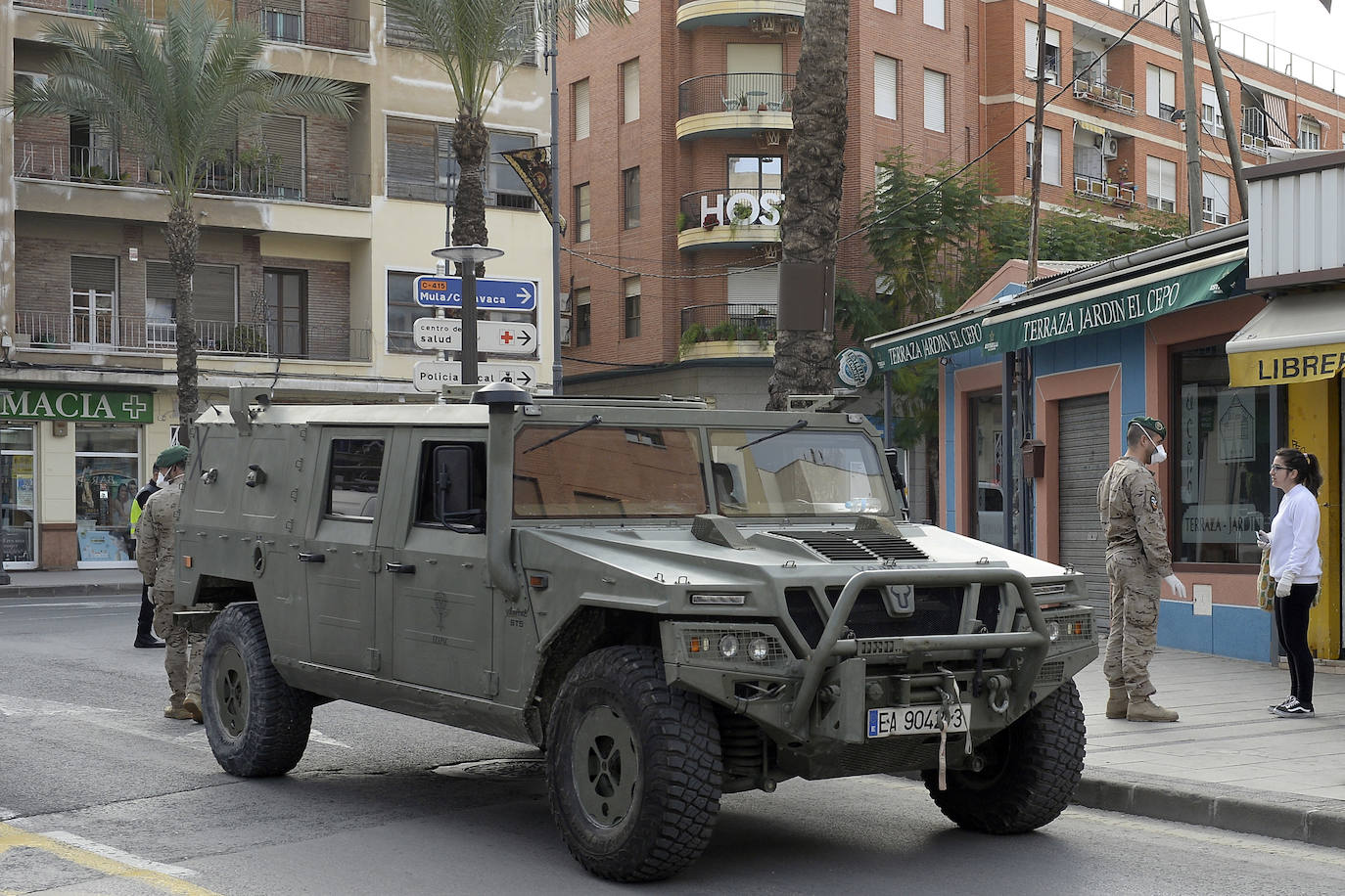 Fotos: Defensa despliega un escuadrón de zapadores paracaidistas en Alcantarilla