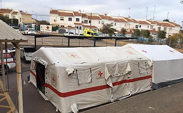 Carpa auxiliar instalada por Cruz Roja junto al centro de salud de Águilas. 