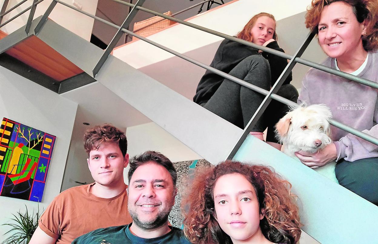 La familia Botella Carrasco posa en su hogar de San Javier, donde ha reprogramado su actividad diaria. 