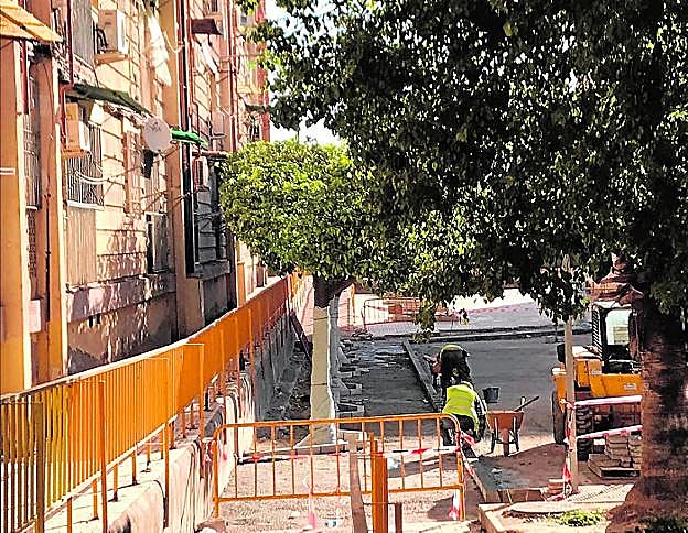 Ampliación de la acera y creación de un parterre lineal. 