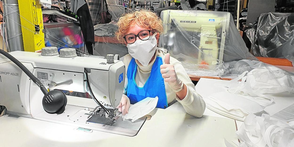 Una trabajadora de la empresa yeclana Fama cose mascarillas para médicos y enfermeros, ayer. 