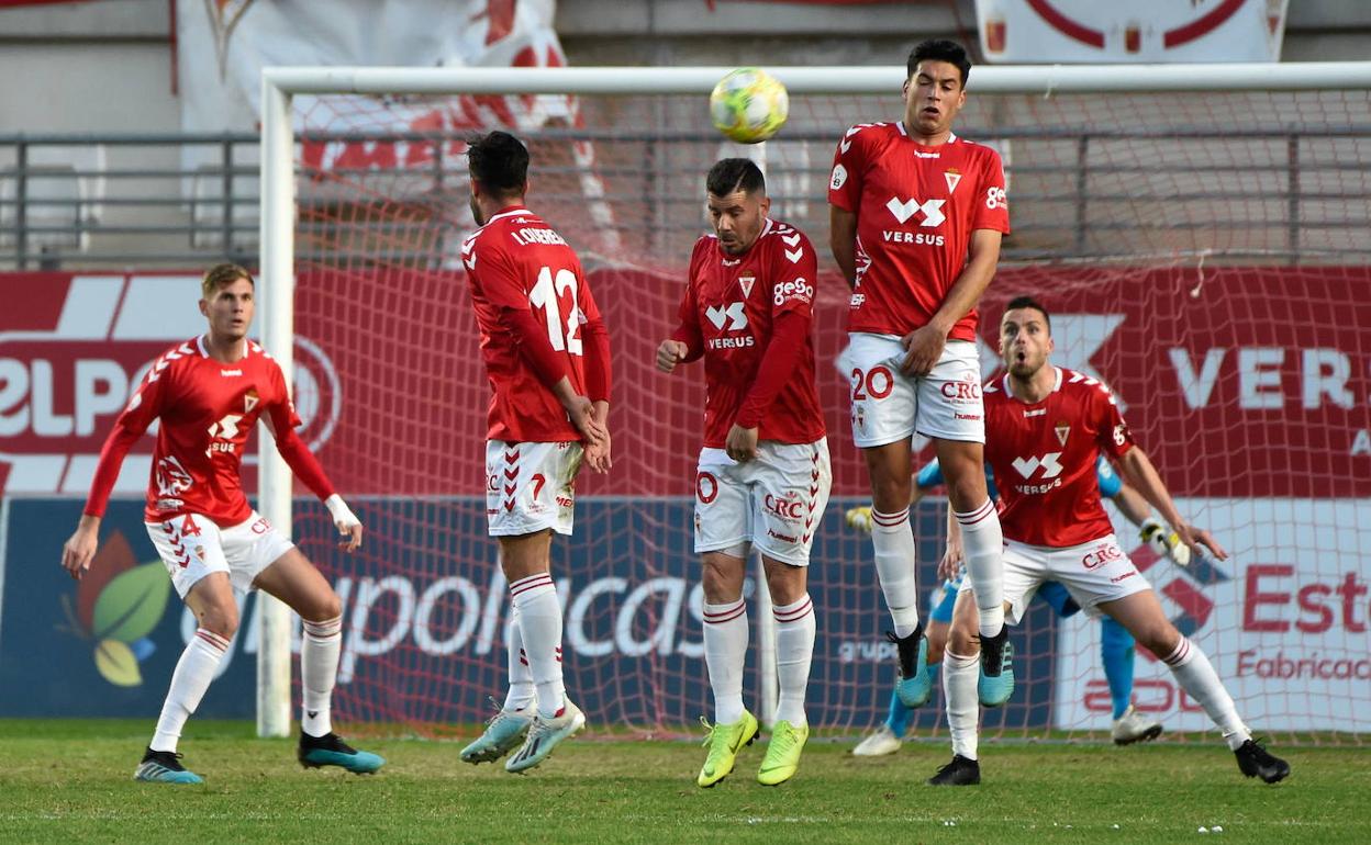 Varios futbolistas del Real Murcia durante un partido esta temporada.
