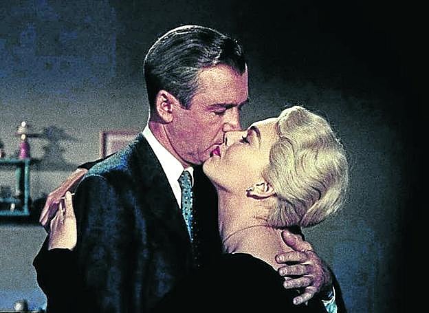 James Stewart y Kim Novak se besan en 'Vértigo'.