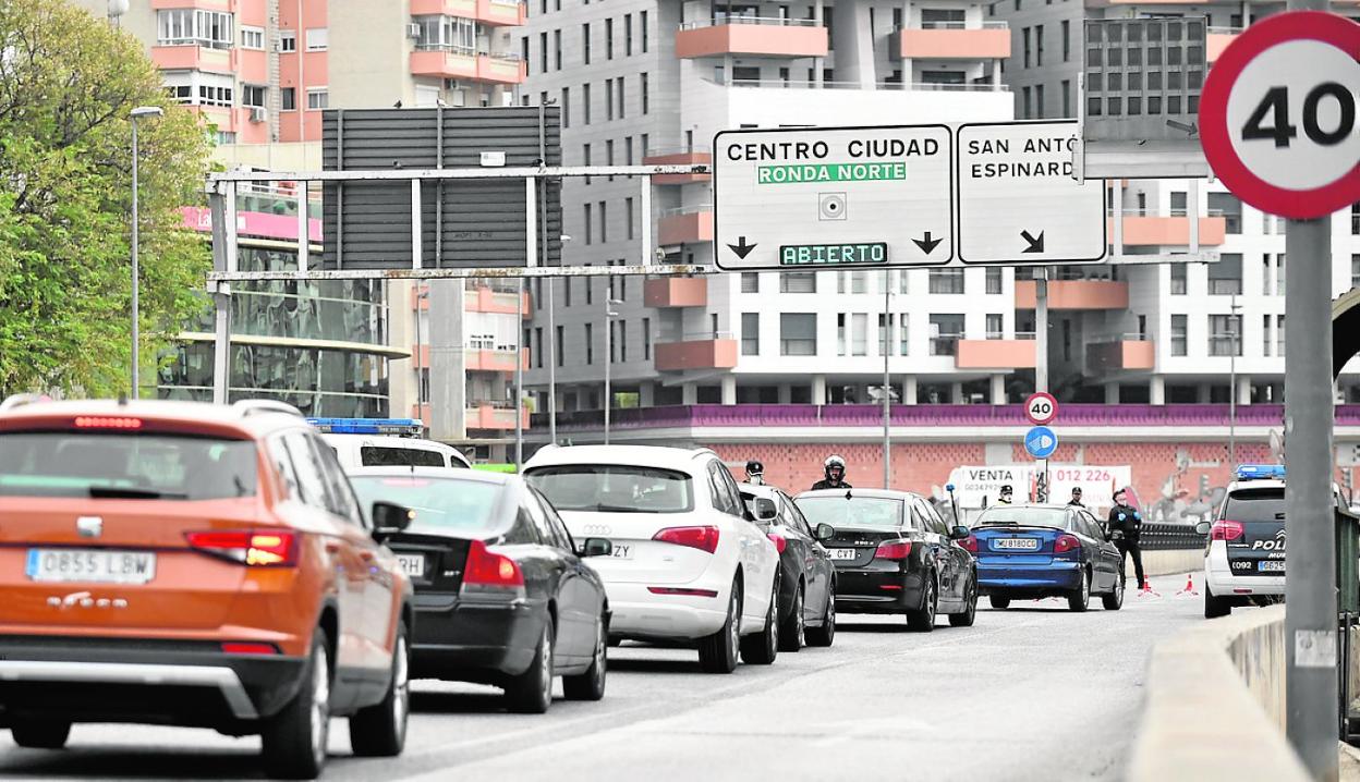 Control policial en el acceso a Murcia por la Ronda Norte, ayer. 