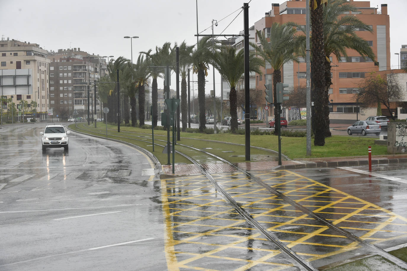 Efectos del temporal en la avenida Juan de Borbón.