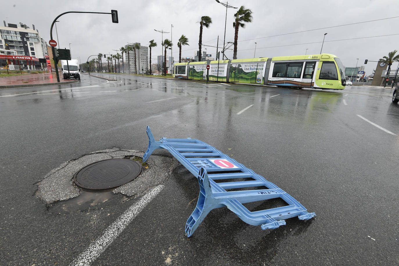 Efectos del temporal en la avenida Juan de Borbón.