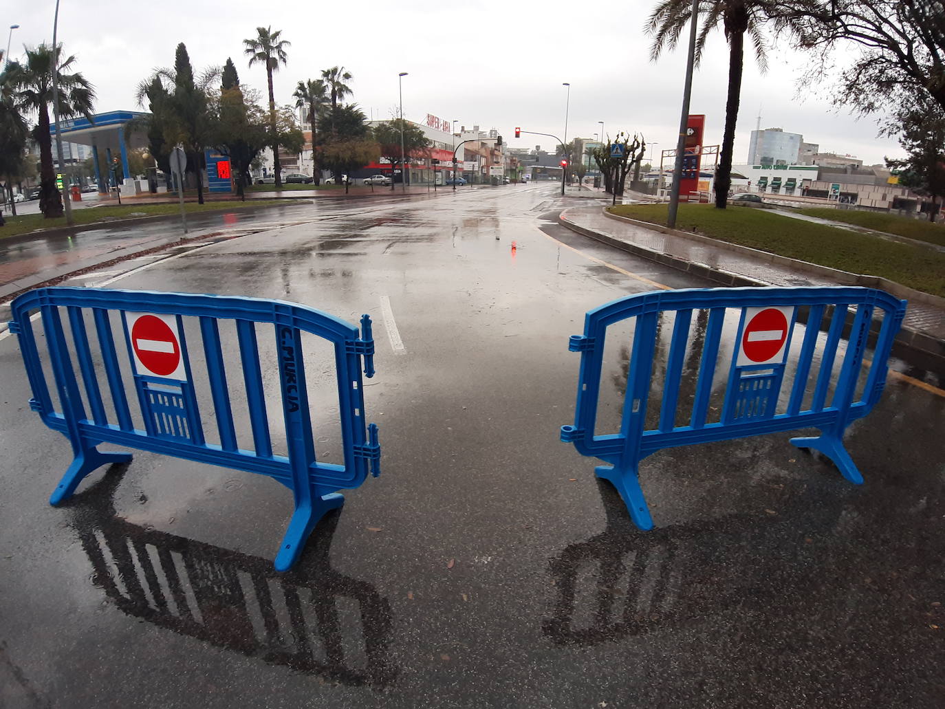 Avenida Miguel de Cervantes, cortada.