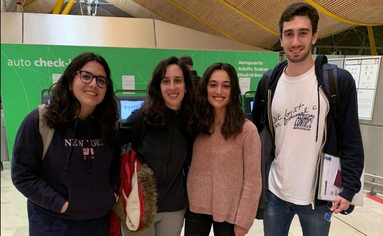 María, Clara, Ángela y Luis, en el aeropuerto de Córdoba.