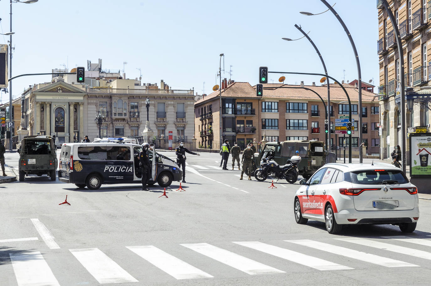Fotos: Cerco en las carreteras a las escapadas de fin de semana