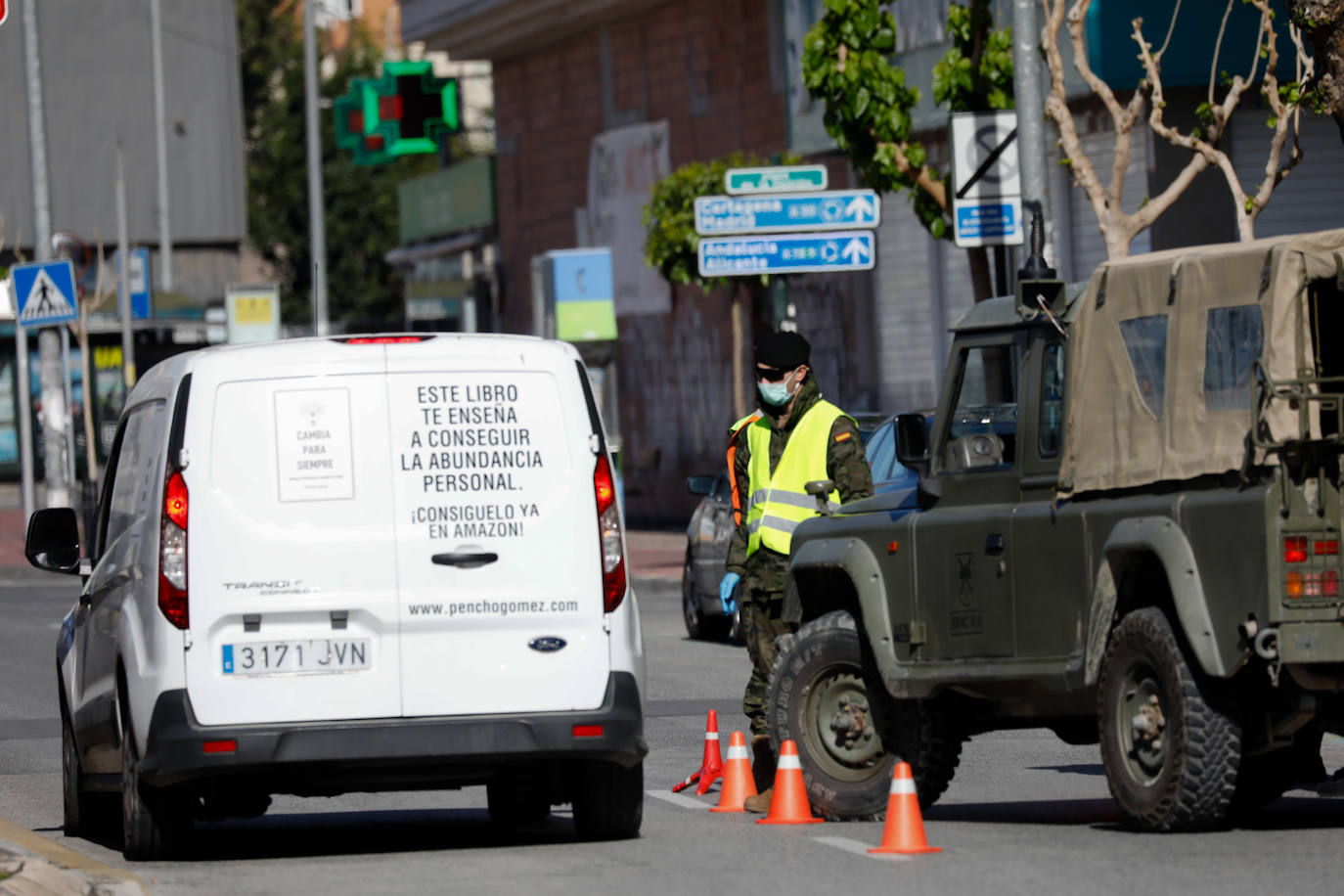 Fotos: Cerco en las carreteras a las escapadas de fin de semana