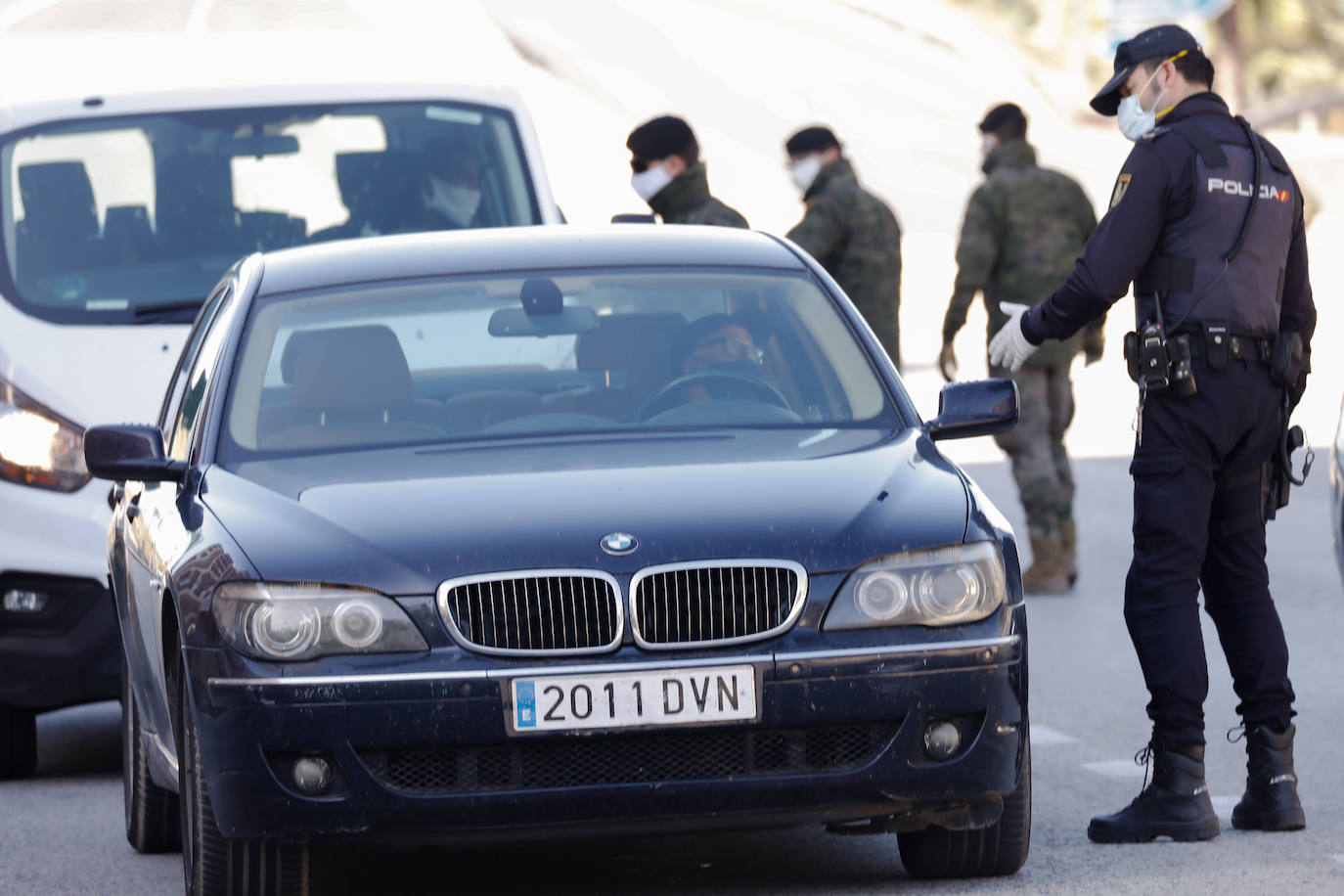 Fotos: Cerco en las carreteras a las escapadas de fin de semana