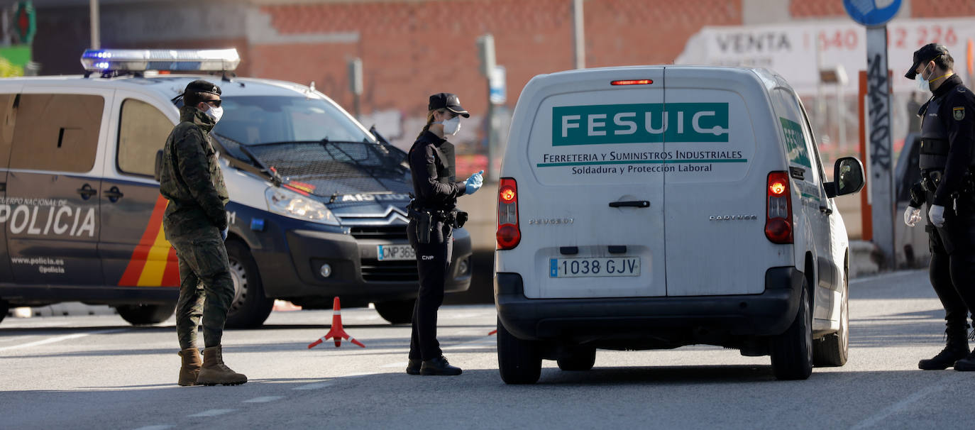 Fotos: Cerco en las carreteras a las escapadas de fin de semana