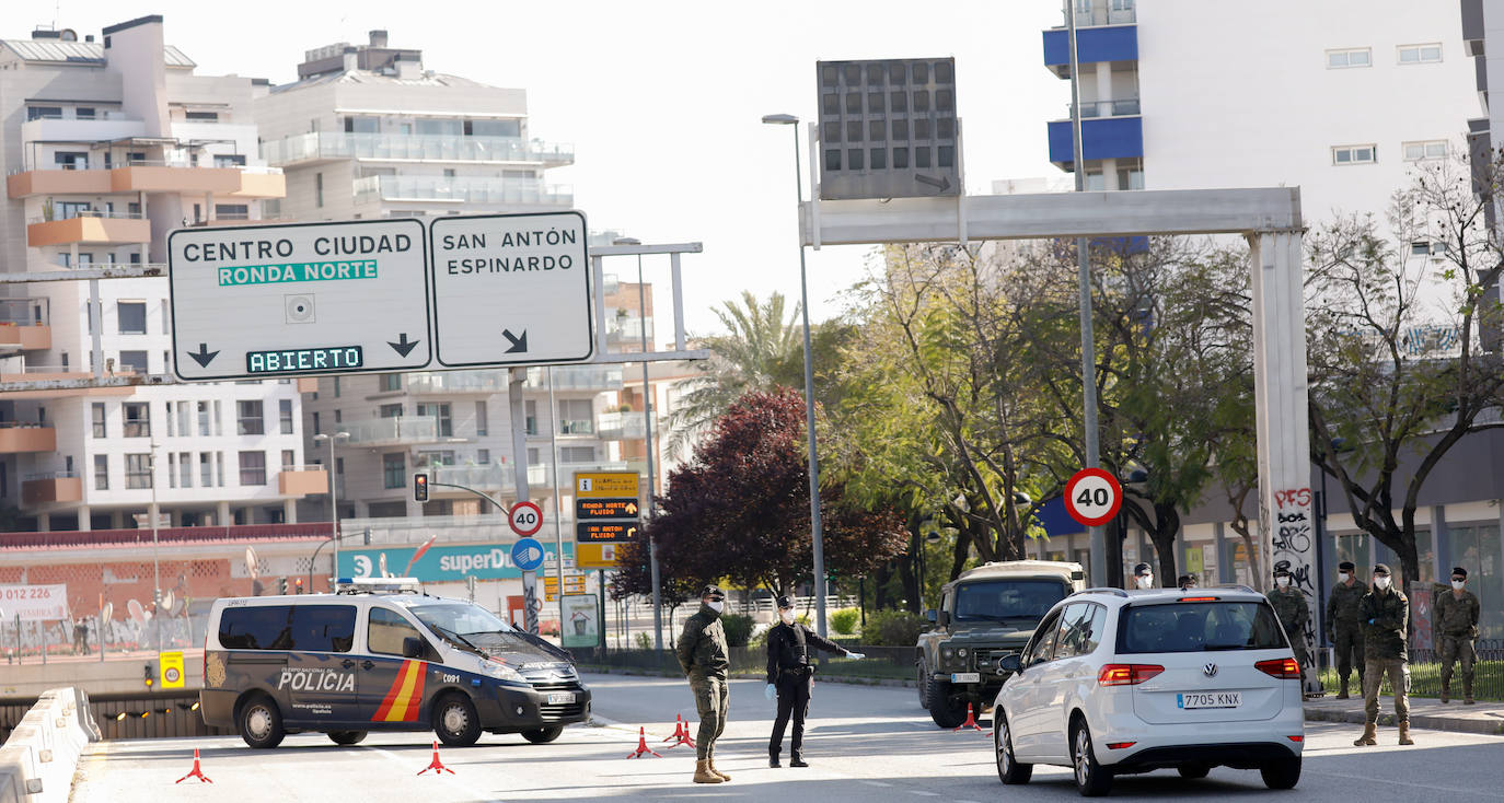 Fotos: Cerco en las carreteras a las escapadas de fin de semana