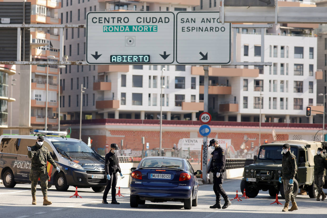 Fotos: Cerco en las carreteras a las escapadas de fin de semana