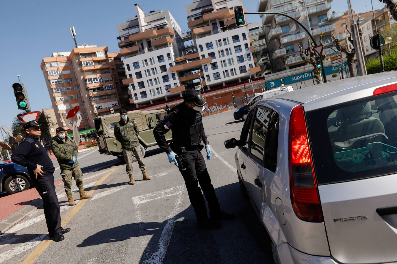 Fotos: Cerco en las carreteras a las escapadas de fin de semana