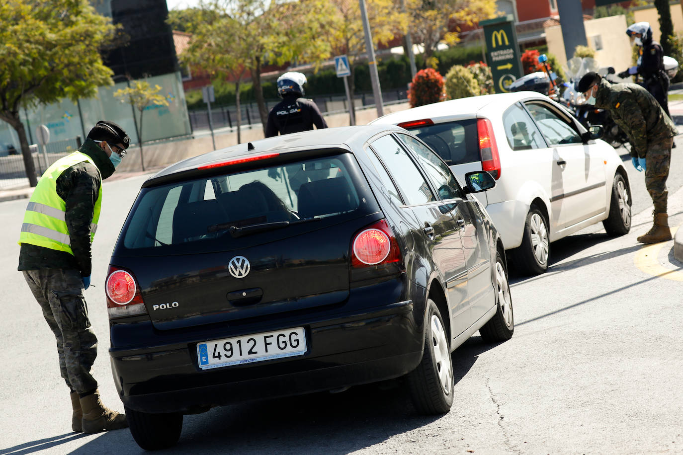 Fotos: Cerco en las carreteras a las escapadas de fin de semana