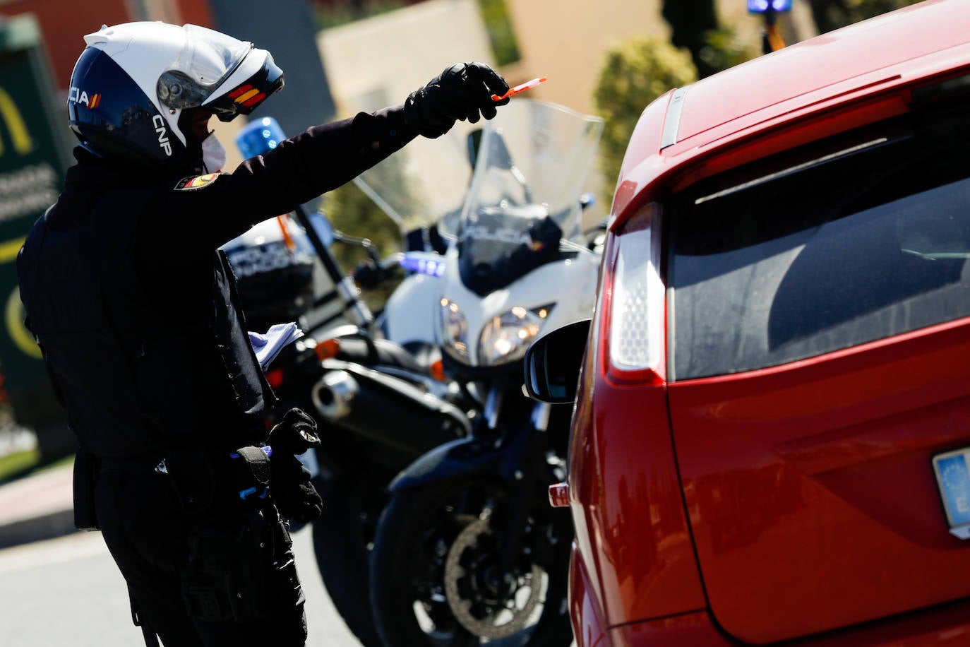 Fotos: Cerco en las carreteras a las escapadas de fin de semana