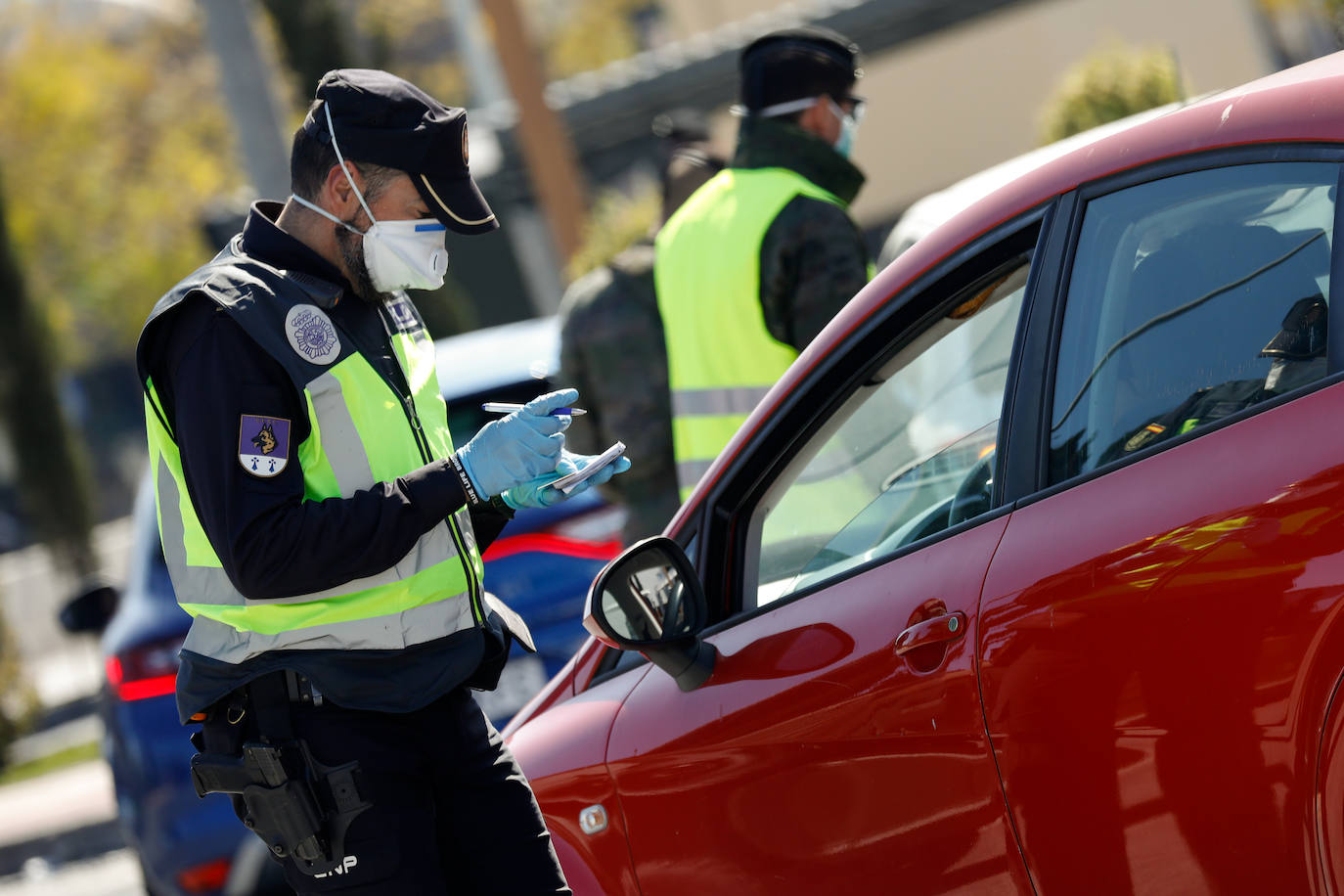 Fotos: Cerco en las carreteras a las escapadas de fin de semana