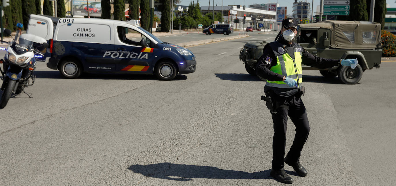 Fotos: Cerco en las carreteras a las escapadas de fin de semana
