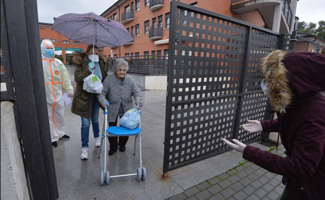 Una mujer abandona la residencia Caser, en Santo Ángel, el pasado viernes.