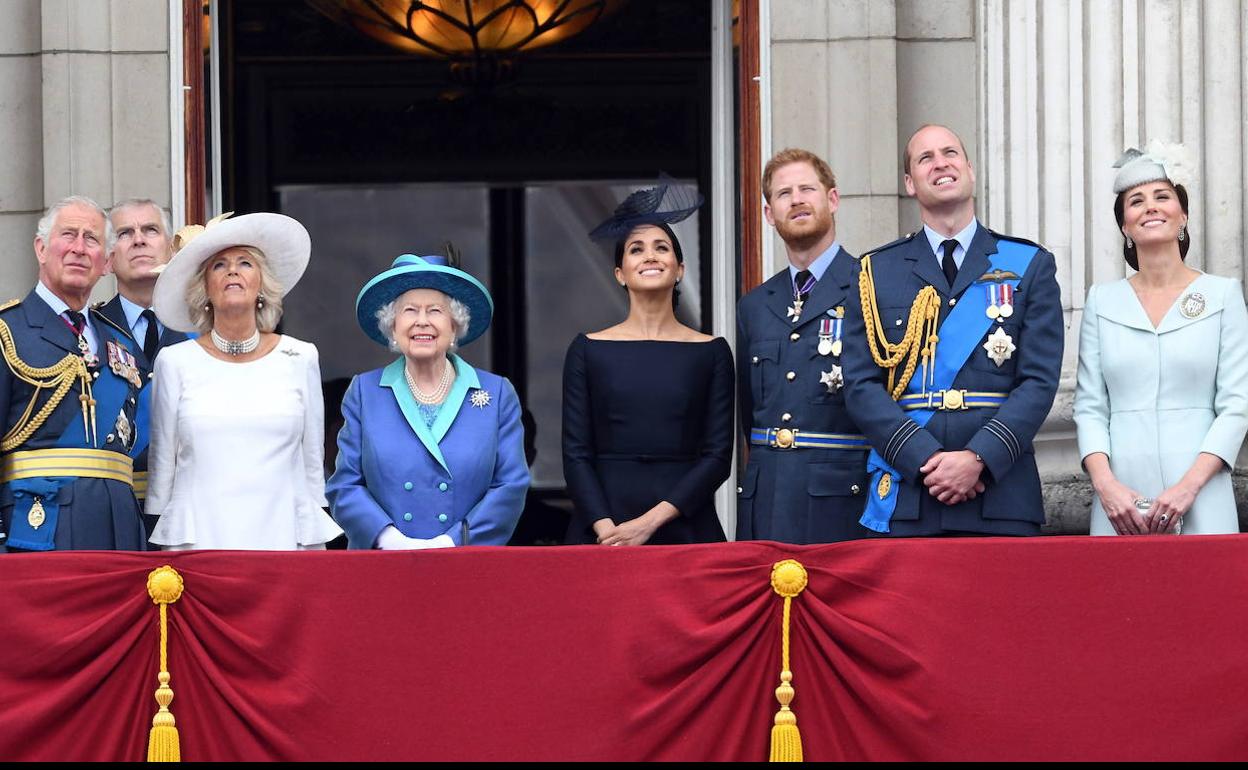 El príncipe Enrique y Meghan con la reina Isabel II y otros miembros de la familia real británica, en julio de 2018, en Sandringham.