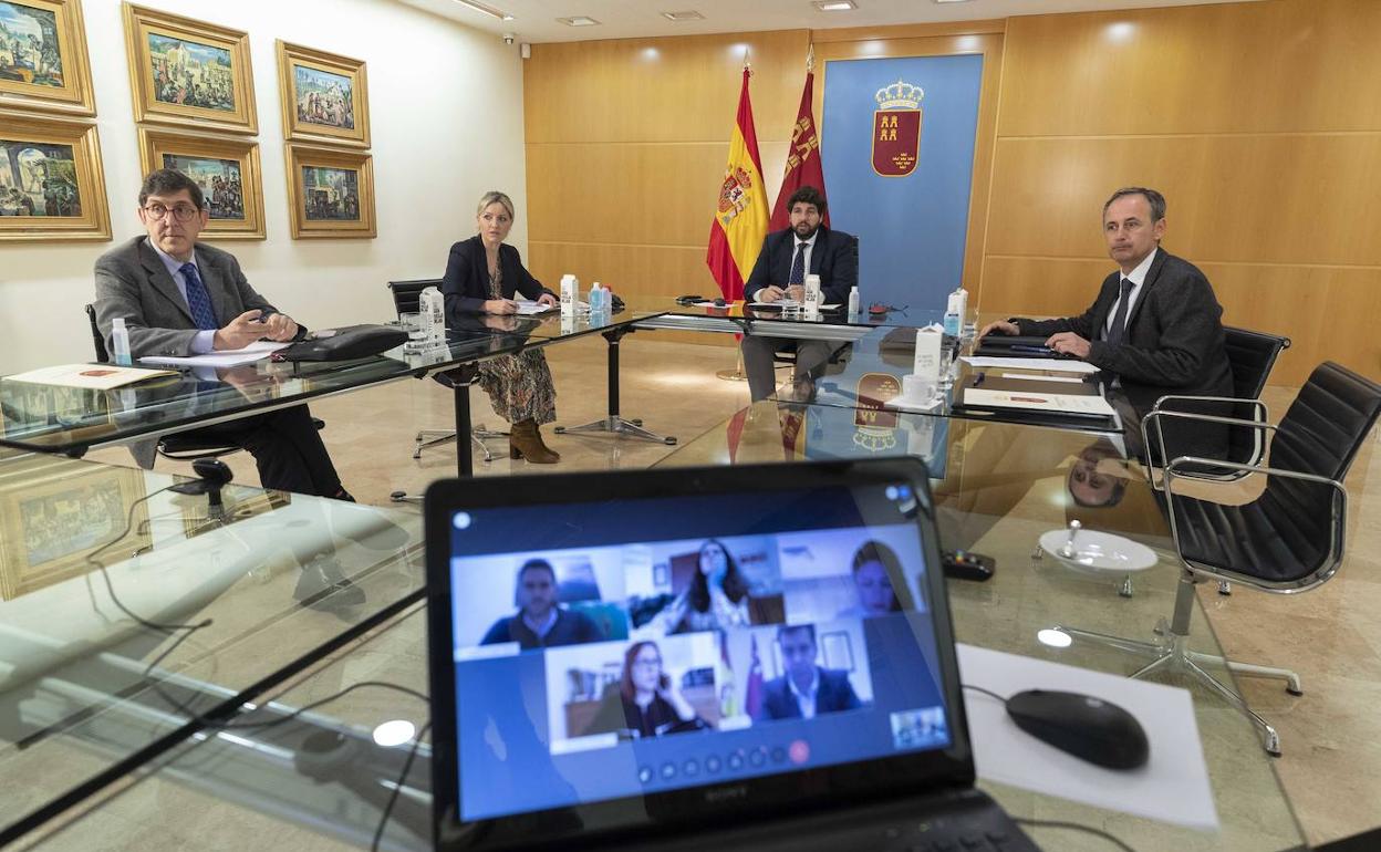 De izquierda a derecha, Manuel Villegas, Ana Martínez Vidal, Fernando López Miras y Javier Celdrán, en el Consejo de Gobierno de este jueves en San Esteban.