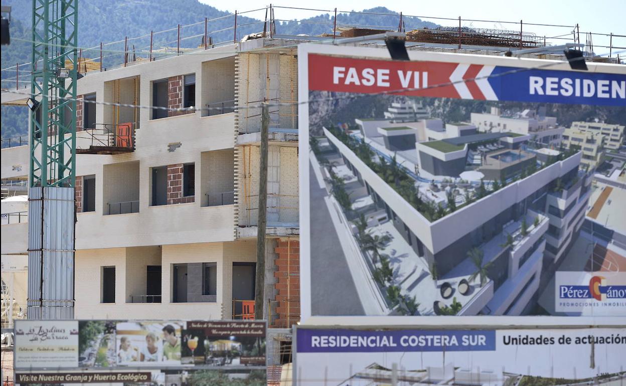 Construcción de un edificio paralizada por el estado de alarma. 