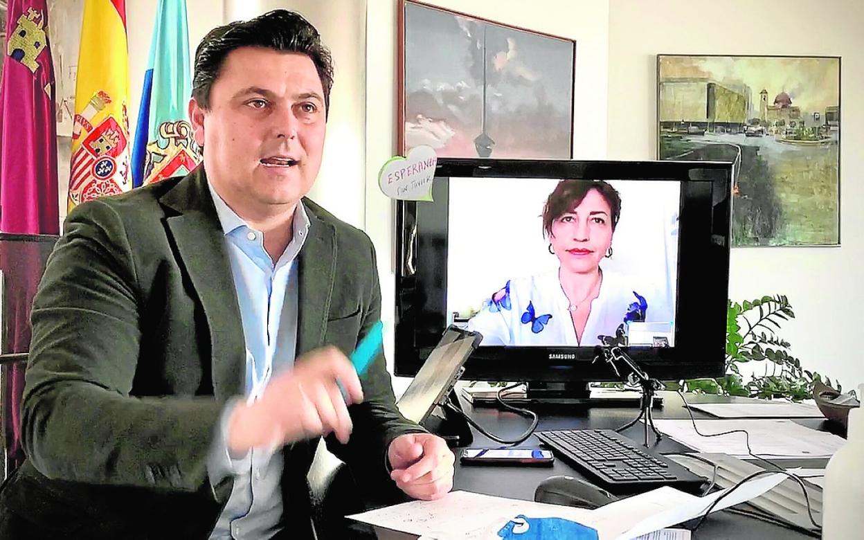 El alcalde de San Javier, José Miguel Luengo, y la concejal de Igualdad, Ana Belén Martínez, ayer. 