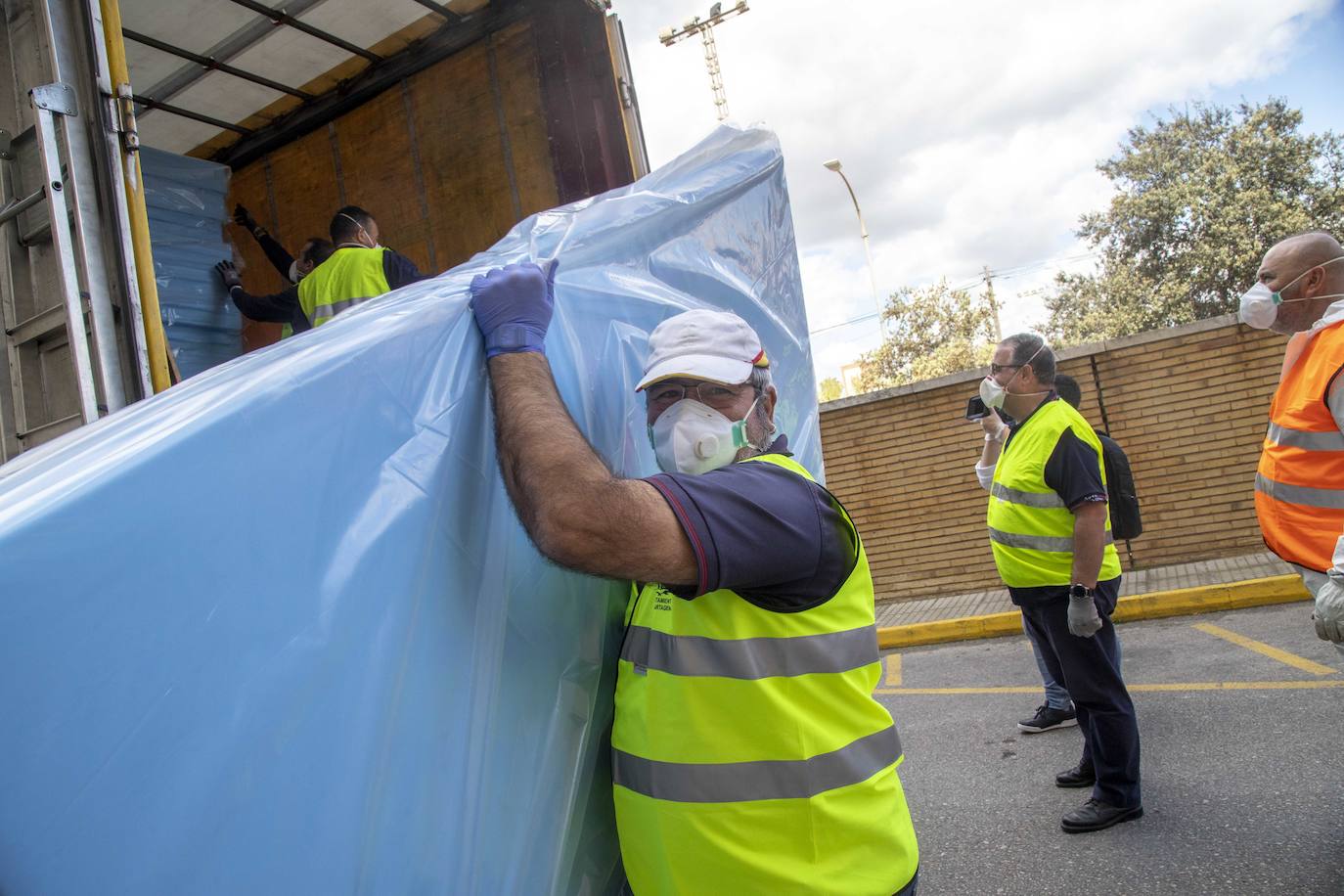 Fotos: El Rosell recibe 100 nuevas camas de hospitalización para hacer frente al coronavirus