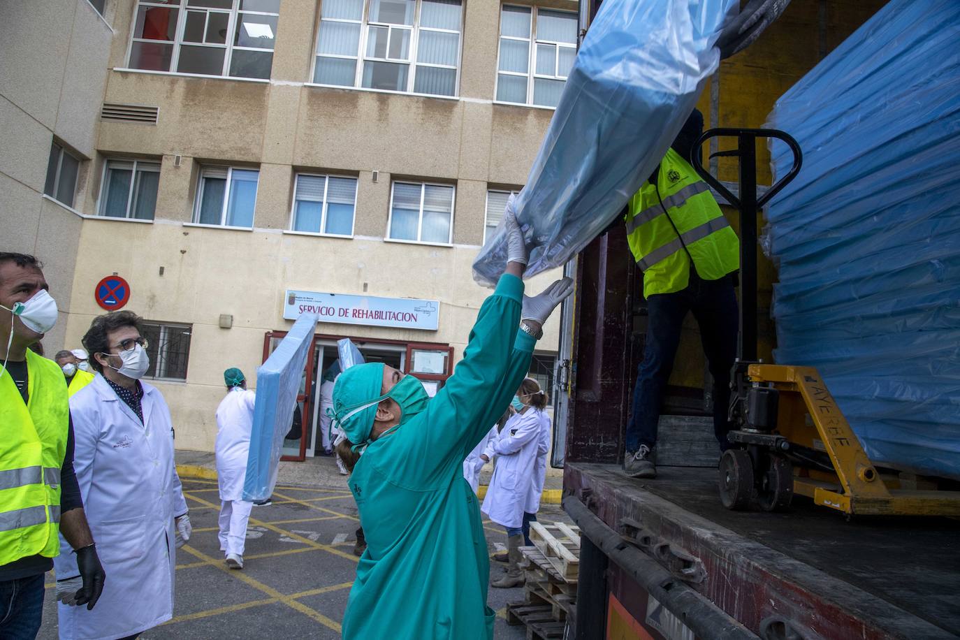 Fotos: El Rosell recibe 100 nuevas camas de hospitalización para hacer frente al coronavirus