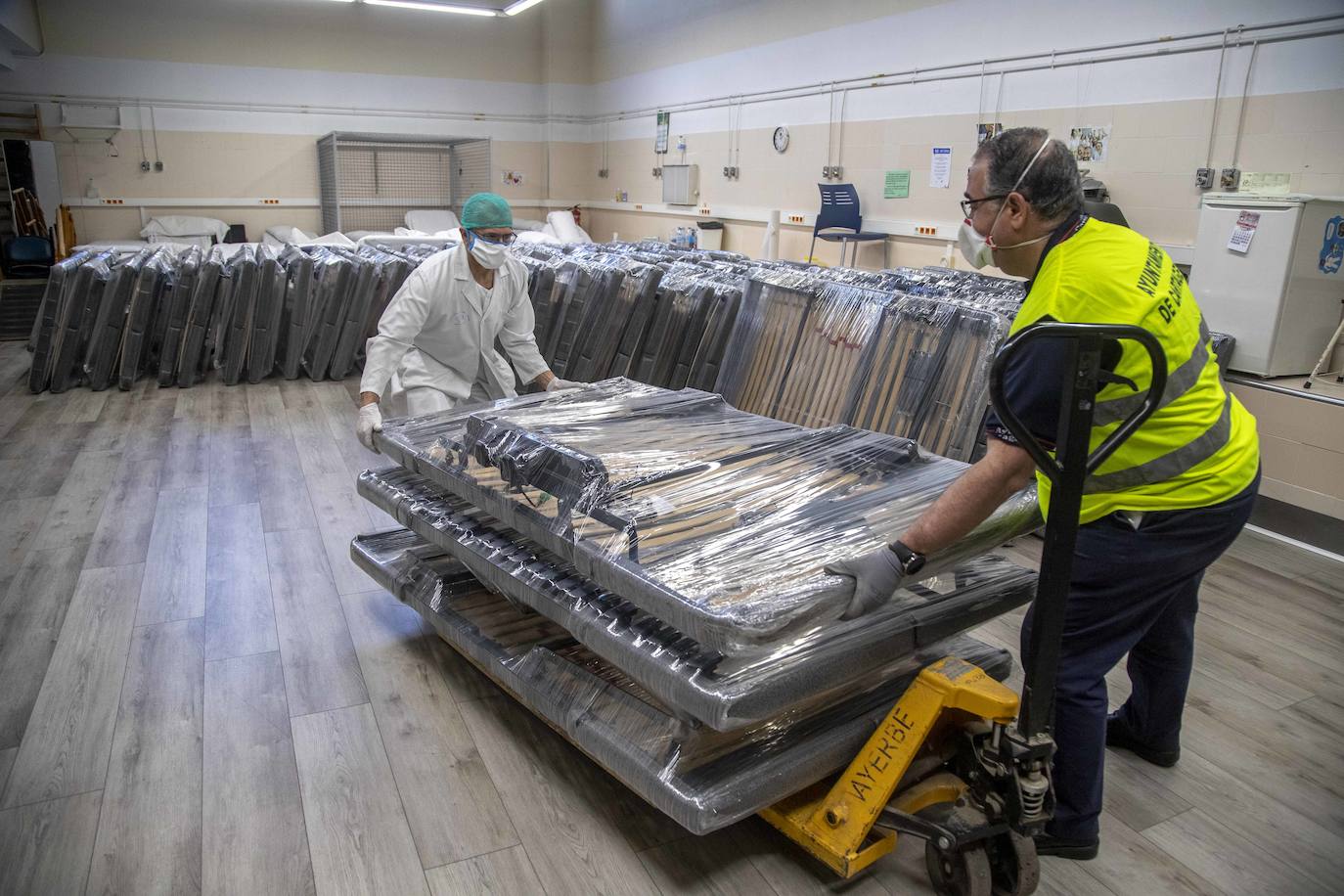 Fotos: El Rosell recibe 100 nuevas camas de hospitalización para hacer frente al coronavirus