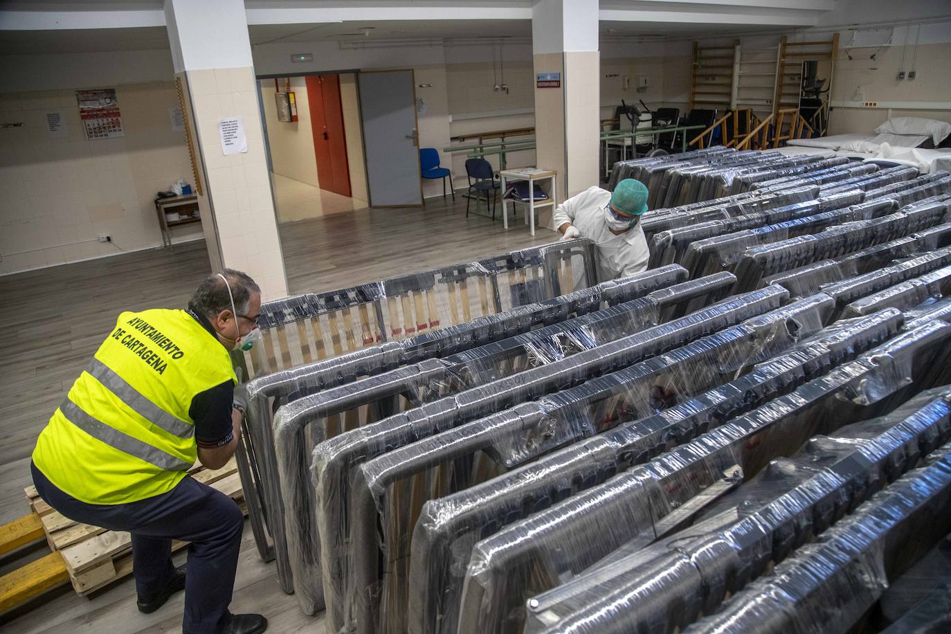 Fotos: El Rosell recibe 100 nuevas camas de hospitalización para hacer frente al coronavirus