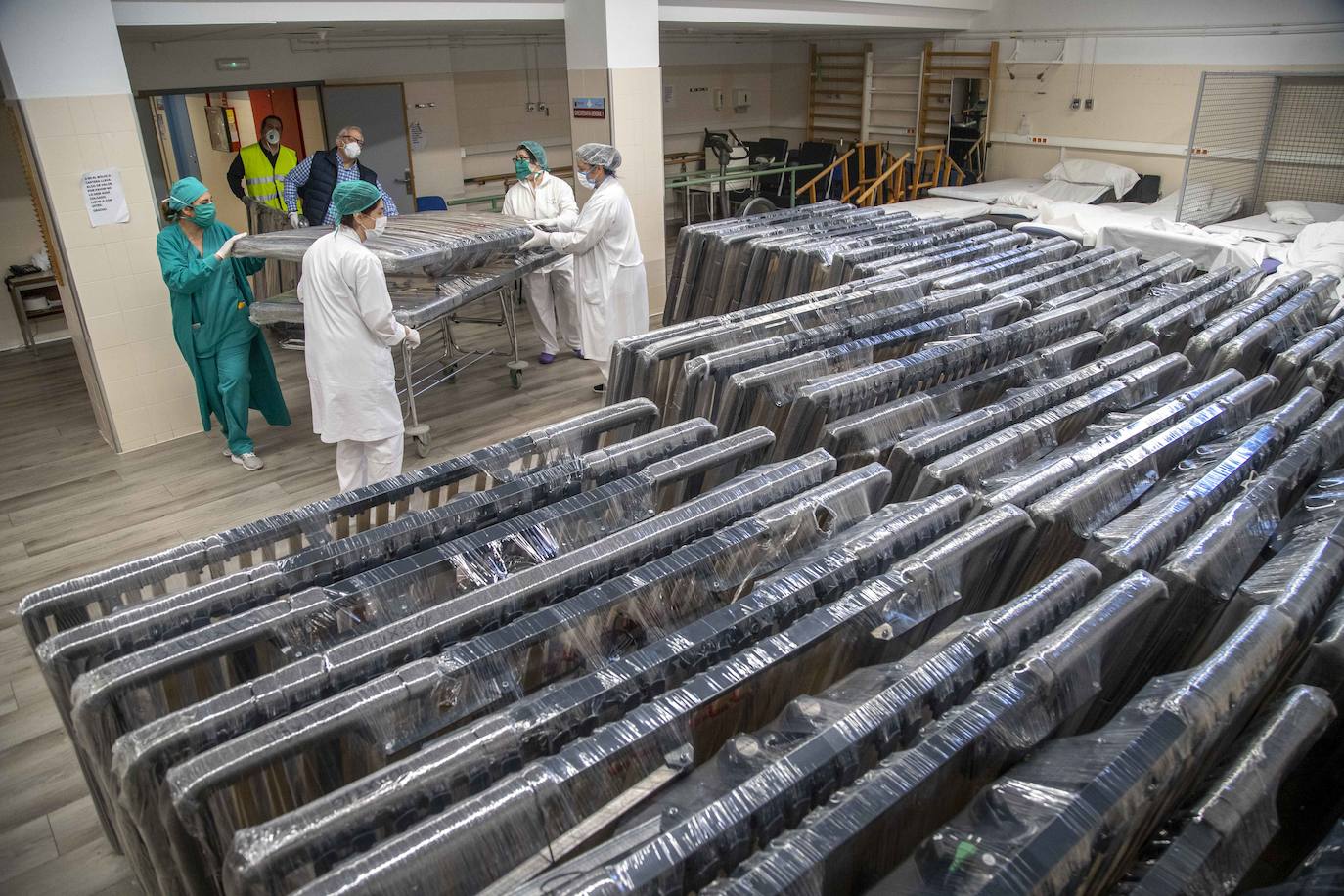 Fotos: El Rosell recibe 100 nuevas camas de hospitalización para hacer frente al coronavirus